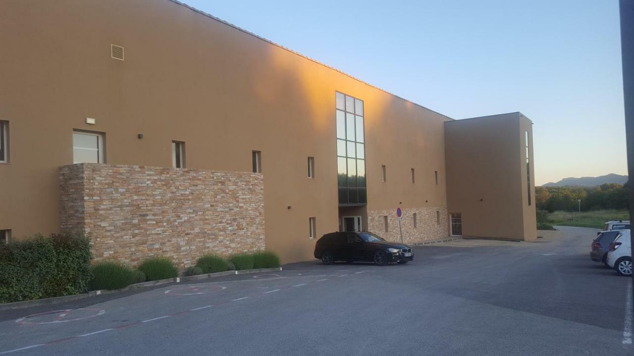 普罗旺斯地区艾克斯圣维克托瓦尔美居酒店 Châteauneuf-le-Rouge 外观 照片